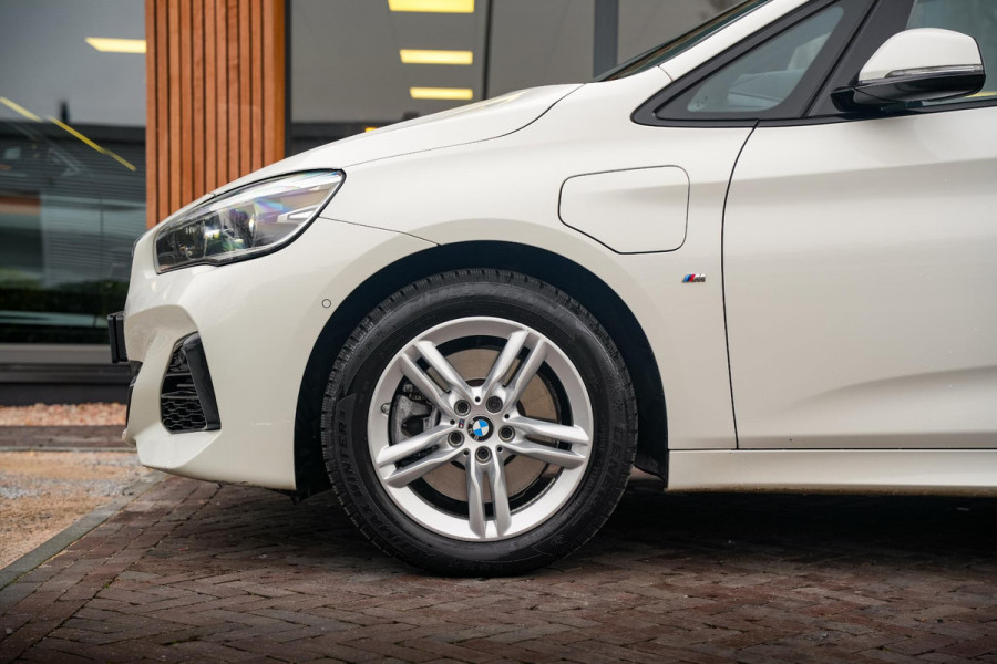 BMW 2 Serie Active Tourer 225xe iPerformance High Executive M Pakket Camera Pano HUD Clima Cruise Leer 17"LM