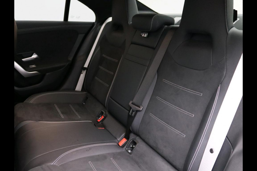 Mercedes-Benz CLA-Klasse 250 e Business Solution AMG Trekhaak | AMG Line | Night Pakket | Panorama Schuif-Kanteldak | 19 Inch AMG velgen. Inclusief 24 maanden MB Certified garantie voor Europa.