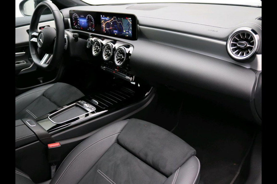 Mercedes-Benz CLA-Klasse 250 e Business Solution AMG Trekhaak | AMG Line | Night Pakket | Panorama Schuif-Kanteldak | 19 Inch AMG velgen. Inclusief 24 maanden MB Certified garantie voor Europa.