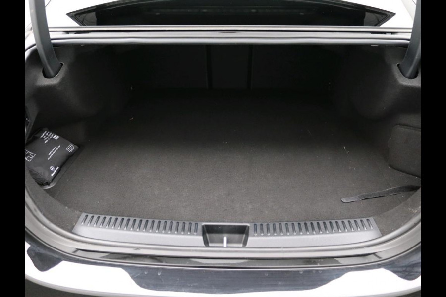 Mercedes-Benz E-Klasse 300 e AMG Plug-In Hybride AMG Line | Panorama Schuif-Kanteldak | Widescreen Dashboard | Burmester® 4D surround sound system | Digil Licht. Inclusief 24 maanden MB Certified garantie voor Europa.