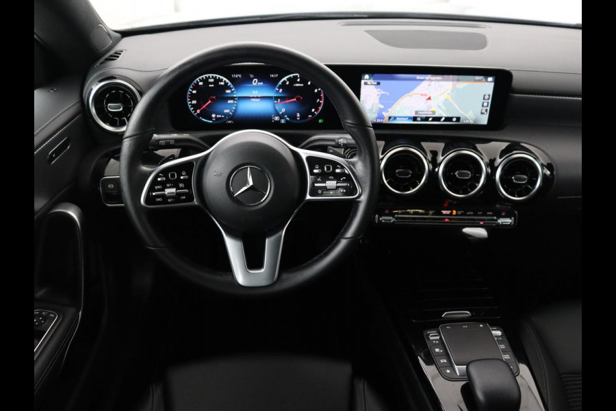 Mercedes-Benz CLA-Klasse Shooting Brake 180 Business Solution | Stoelverwarming | Carplay | Camera | Half leder | Widescreen | Dodehoek detectie | Navigatie | Park Assist