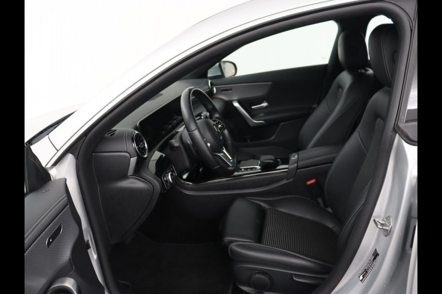 Mercedes-Benz CLA-Klasse Shooting Brake 180 Business Solution | Stoelverwarming | Carplay | Camera | Half leder | Widescreen | Dodehoek detectie | Navigatie | Park Assist