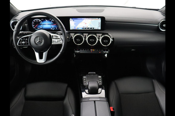 Mercedes-Benz CLA-Klasse Shooting Brake 180 Business Solution | Stoelverwarming | Carplay | Camera | Half leder | Widescreen | Dodehoek detectie | Navigatie | Park Assist