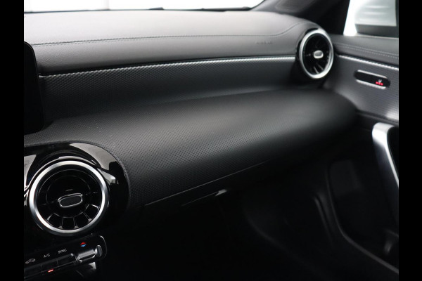 Mercedes-Benz CLA-Klasse Shooting Brake 180 Business Solution | Stoelverwarming | Carplay | Camera | Half leder | Widescreen | Dodehoek detectie | Navigatie | Park Assist
