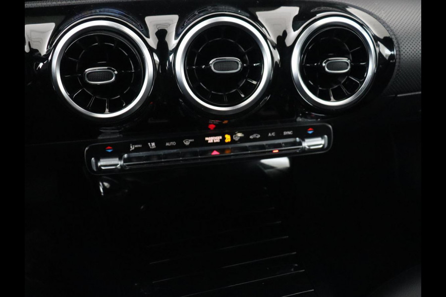 Mercedes-Benz CLA-Klasse Shooting Brake 180 Business Solution | Stoelverwarming | Carplay | Camera | Half leder | Widescreen | Dodehoek detectie | Navigatie | Park Assist