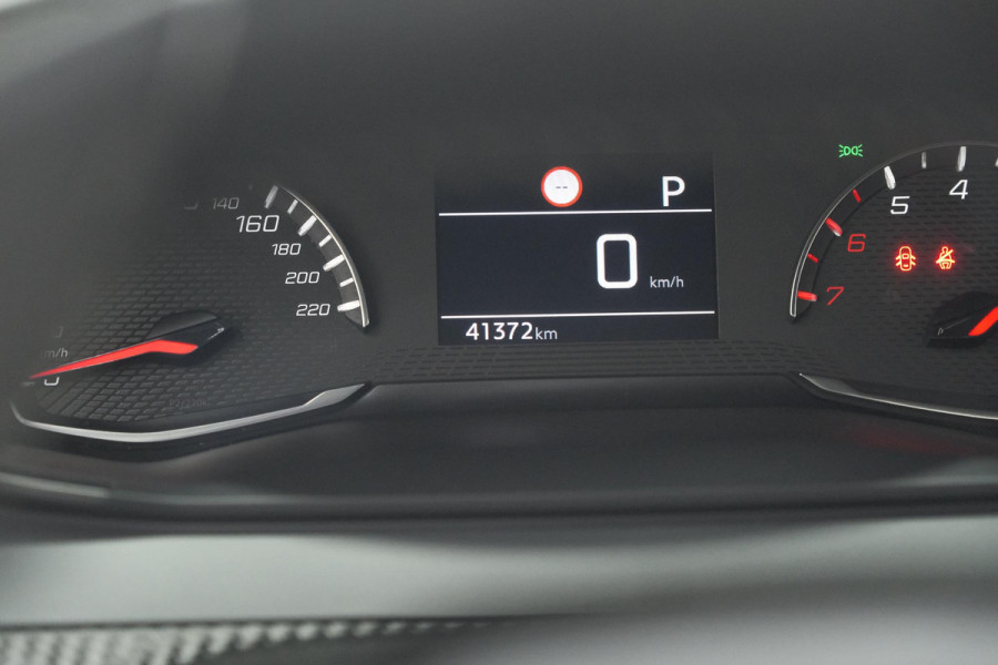 Peugeot 2008 PureTech 130 Active Pack | Trekhaak | Camera | Navigatie | Parkeersensoren | Apple Carplay