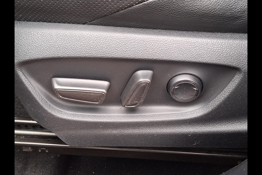 Toyota C-HR 2.0 Hybrid Launch Edition | Leer, Dodehoekherkenning, Parkeersensoren, Stoel + Stuurverwarming, Bi-Tone