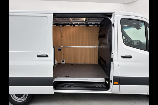 Mercedes-Benz Sprinter 319 1.9 Pro L2H1 3500kg trekhaak Distronic Navigatie Led Stoelverwarming Comfortstoel Betimmering
