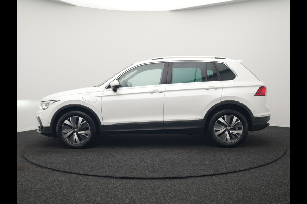 Volkswagen Tiguan 1.4 TSI eHybrid Elegance Plug In Hybrid 245pk Dealer O.H. PHEV | Trekhaak Af Fabriek | Adaptive Cruise | Head Up | Camera | Alcantara Comfortstoelen Verwarmd | Sfeerverlichting | IQ Light | Apple Carplay | Virtual | Blis | Navigatie | DAB |
