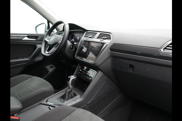 Volkswagen Tiguan 1.4 TSI eHybrid Elegance Plug In Hybrid 245pk Dealer O.H. PHEV | Trekhaak Af Fabriek | Adaptive Cruise | Head Up | Camera | Alcantara Comfortstoelen Verwarmd | Sfeerverlichting | IQ Light | Apple Carplay | Virtual | Blis | Navigatie | DAB |