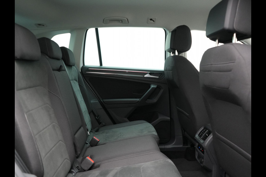 Volkswagen Tiguan 1.4 TSI eHybrid Elegance Plug In Hybrid 245pk Dealer O.H. PHEV | Trekhaak Af Fabriek | Adaptive Cruise | Head Up | Camera | Alcantara Comfortstoelen Verwarmd | Sfeerverlichting | IQ Light | Apple Carplay | Virtual | Blis | Navigatie | DAB |