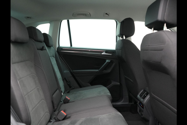 Volkswagen Tiguan 1.4 TSI eHybrid Elegance Plug In Hybrid 245pk Dealer O.H. PHEV | Trekhaak Af Fabriek | Adaptive Cruise | Head Up | Camera | Alcantara Comfortstoelen Verwarmd | Sfeerverlichting | IQ Light | Apple Carplay | Virtual | Blis | Navigatie | DAB |