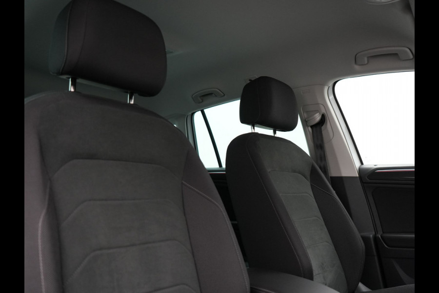 Volkswagen Tiguan 1.4 TSI eHybrid Elegance Plug In Hybrid 245pk Dealer O.H. PHEV | Trekhaak Af Fabriek | Adaptive Cruise | Head Up | Camera | Alcantara Comfortstoelen Verwarmd | Sfeerverlichting | IQ Light | Apple Carplay | Virtual | Blis | Navigatie | DAB |