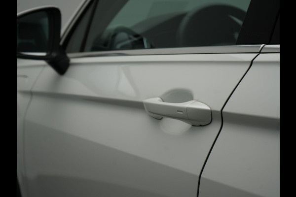 Volkswagen Tiguan 1.4 TSI eHybrid Elegance Plug In Hybrid 245pk Dealer O.H. PHEV | Trekhaak Af Fabriek | Adaptive Cruise | Head Up | Camera | Alcantara Comfortstoelen Verwarmd | Sfeerverlichting | IQ Light | Apple Carplay | Virtual | Blis | Navigatie | DAB |