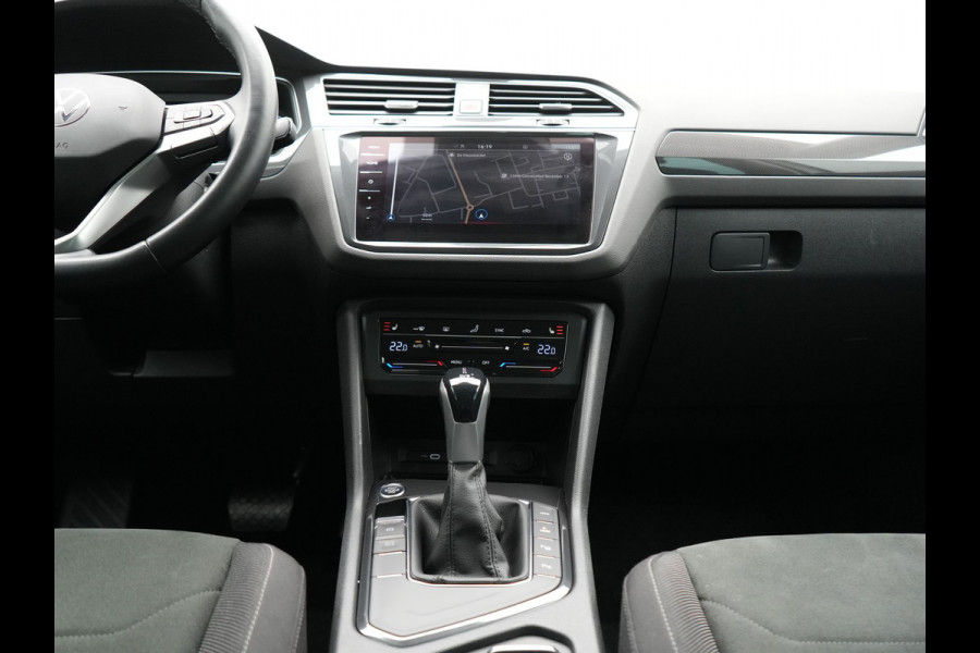 Volkswagen Tiguan 1.4 TSI eHybrid Elegance Plug In Hybrid 245pk Dealer O.H. PHEV | Trekhaak Af Fabriek | Adaptive Cruise | Head Up | Camera | Alcantara Comfortstoelen Verwarmd | Sfeerverlichting | IQ Light | Apple Carplay | Virtual | Blis | Navigatie | DAB |