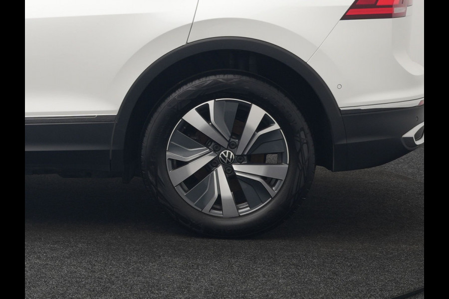 Volkswagen Tiguan 1.4 TSI eHybrid Elegance Plug In Hybrid 245pk Dealer O.H. PHEV | Trekhaak Af Fabriek | Adaptive Cruise | Head Up | Camera | Alcantara Comfortstoelen Verwarmd | Sfeerverlichting | IQ Light | Apple Carplay | Virtual | Blis | Navigatie | DAB |