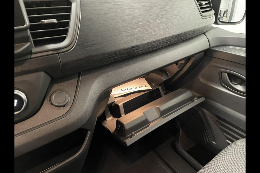 Renault Trafic 2.0 DCi 150pk T30 L2H1 Advance Navigatie Airco Lichtmetalen velgen Betimmering Trekhaak Camera Parkeer sensoren Dab