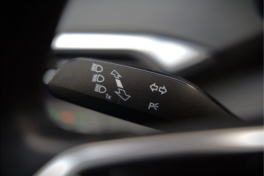 Volkswagen ID.4 First 77 kWh | Stoelverwarming | Stuurverwarming | Trekhaak | Warmtepomp | Adaptive Cruise Control | Navigatie | Apple Carplay | Keyless | Camera | Parkersensoren |