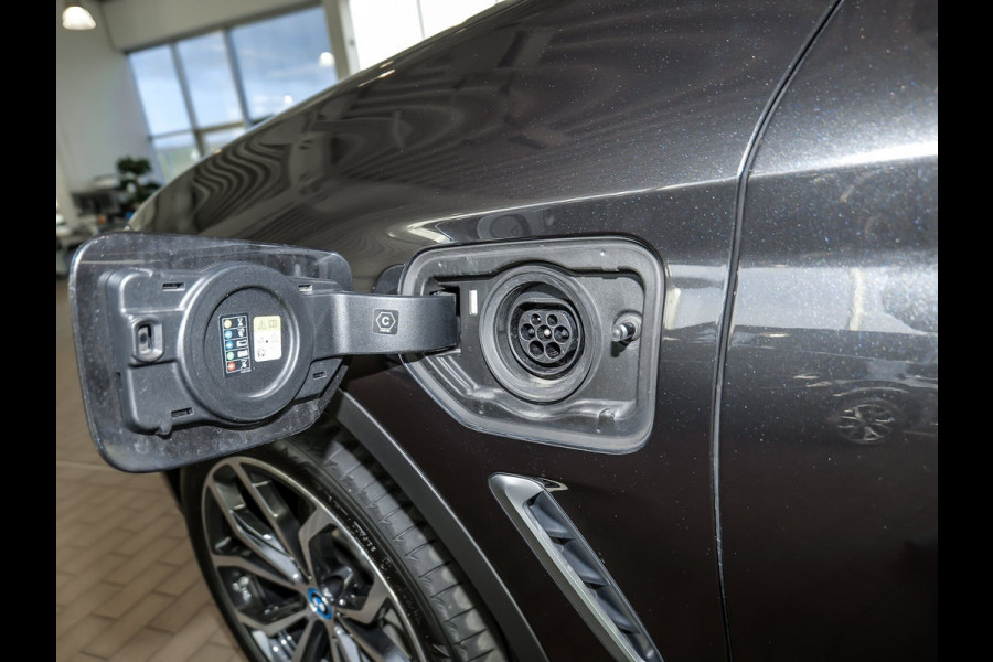 BMW X3 xDrive30e ** LED, LEDER, NAVI+, ACC, PANORAMA, TREKH, HuD, 20-inch LMV ** 1e EIG - UNFALLFREI - BMW ONDERH ** ** INFORMEER OOK NAAR ONZE AANTREKKELIJKE FINANCIAL-LEASE TARIEVEN **