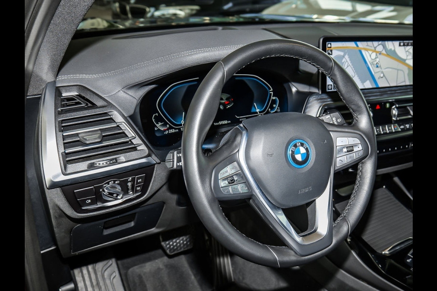 BMW X3 xDrive30e ** LED, LEDER, NAVI+, ACC, PANORAMA, TREKH, HuD, 20-inch LMV ** 1e EIG - UNFALLFREI - BMW ONDERH ** ** INFORMEER OOK NAAR ONZE AANTREKKELIJKE FINANCIAL-LEASE TARIEVEN **