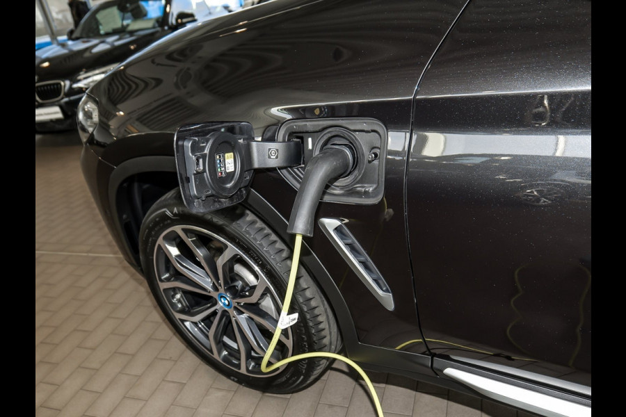 BMW X3 xDrive30e ** LED, LEDER, NAVI+, ACC, PANORAMA, TREKH, HuD, 20-inch LMV ** 1e EIG - UNFALLFREI - BMW ONDERH ** ** INFORMEER OOK NAAR ONZE AANTREKKELIJKE FINANCIAL-LEASE TARIEVEN **