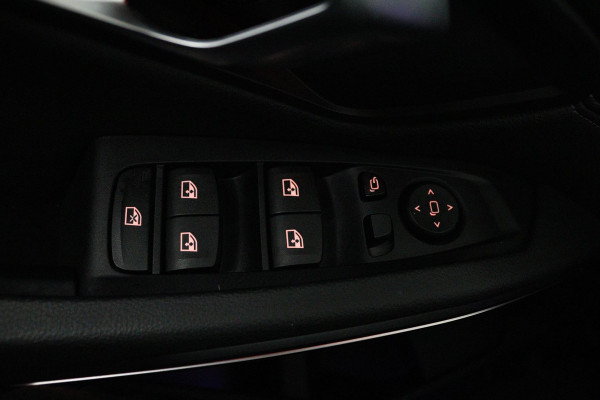 BMW 3-serie 320i High Executive Edition Automaat (PANORAMADAK, CAMERA, STOELVERWARMING, SPORTSTOELEN, DEALER ONDERHOUDEN, LEDER)