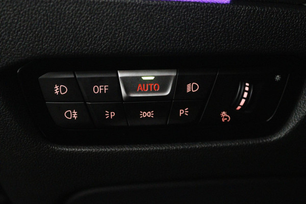 BMW 3-serie 320i High Executive Edition Automaat (PANORAMADAK, CAMERA, STOELVERWARMING, SPORTSTOELEN, DEALER ONDERHOUDEN, LEDER)