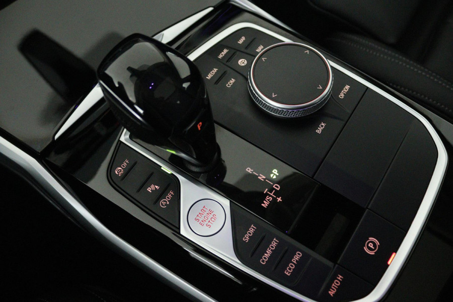 BMW 3-serie 320i High Executive Edition Automaat (PANORAMADAK, CAMERA, STOELVERWARMING, SPORTSTOELEN, DEALER ONDERHOUDEN, LEDER)