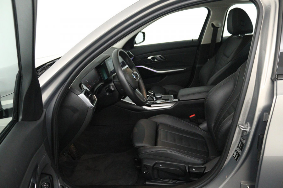 BMW 3-serie 320i High Executive Edition Automaat (PANORAMADAK, CAMERA, STOELVERWARMING, SPORTSTOELEN, DEALER ONDERHOUDEN, LEDER)