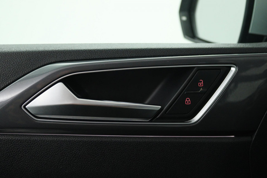 Volkswagen Polo 1.0 TSI Highline R-line (PANORAMADAK, CAMERA, VIRTUAL COCKPIT, NAVIGATIE, LED, CLIMA, PARKEERSENSOREN)