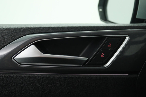 Volkswagen Polo 1.0 TSI Highline R-line (PANORAMADAK, CAMERA, VIRTUAL COCKPIT, NAVIGATIE, LED, CLIMA, PARKEERSENSOREN)