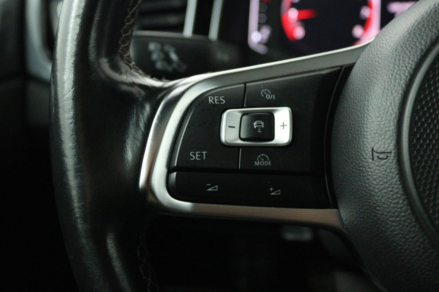 Volkswagen Polo 1.0 TSI Highline R-line (PANORAMADAK, CAMERA, VIRTUAL COCKPIT, NAVIGATIE, LED, CLIMA, PARKEERSENSOREN)