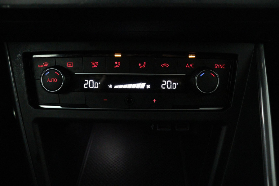 Volkswagen Polo 1.0 TSI Highline R-line (PANORAMADAK, CAMERA, VIRTUAL COCKPIT, NAVIGATIE, LED, CLIMA, PARKEERSENSOREN)