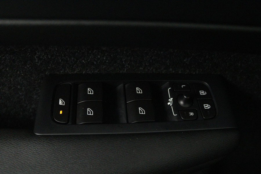 Volvo XC40 1.5 T3 Momentum (NAVIGATIE, ELEKT. WEGKLAPBARE TREKHAAK, STOELVERWARMING, CAMERA)