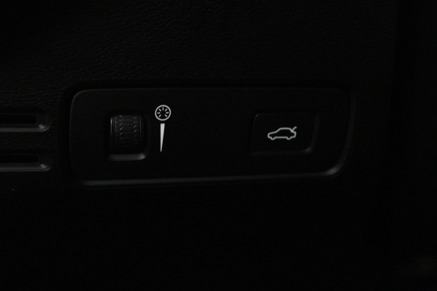 Volvo XC40 1.5 T3 Momentum (NAVIGATIE, ELEKT. WEGKLAPBARE TREKHAAK, STOELVERWARMING, CAMERA)