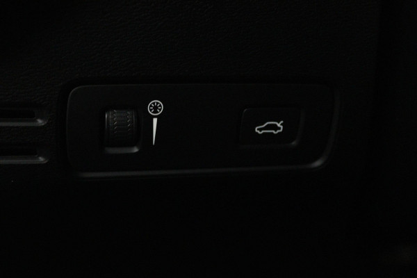 Volvo XC40 1.5 T3 Momentum (NAVIGATIE, ELEKT. WEGKLAPBARE TREKHAAK, STOELVERWARMING, CAMERA)