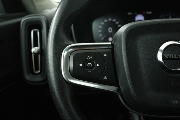 Volvo XC40 1.5 T3 Momentum (NAVIGATIE, ELEKT. WEGKLAPBARE TREKHAAK, STOELVERWARMING, CAMERA)