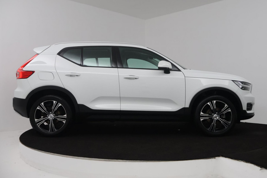 Volvo XC40 1.5 T3 Momentum (NAVIGATIE, ELEKT. WEGKLAPBARE TREKHAAK, STOELVERWARMING, CAMERA)