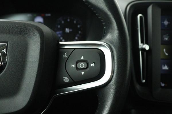 Volvo XC40 1.5 T3 Momentum (NAVIGATIE, ELEKT. WEGKLAPBARE TREKHAAK, STOELVERWARMING, CAMERA)