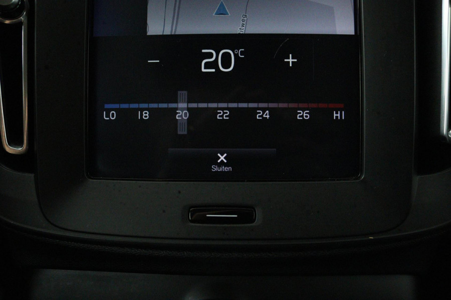Volvo XC40 1.5 T3 Momentum (NAVIGATIE, ELEKT. WEGKLAPBARE TREKHAAK, STOELVERWARMING, CAMERA)