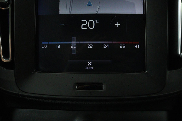 Volvo XC40 1.5 T3 Momentum (NAVIGATIE, ELEKT. WEGKLAPBARE TREKHAAK, STOELVERWARMING, CAMERA)