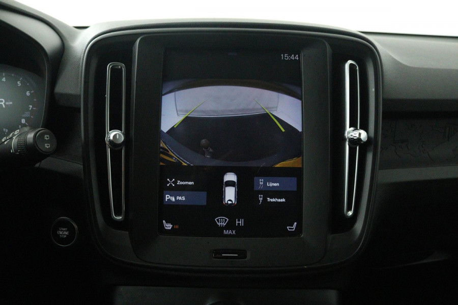 Volvo XC40 1.5 T3 Momentum (NAVIGATIE, ELEKT. WEGKLAPBARE TREKHAAK, STOELVERWARMING, CAMERA)