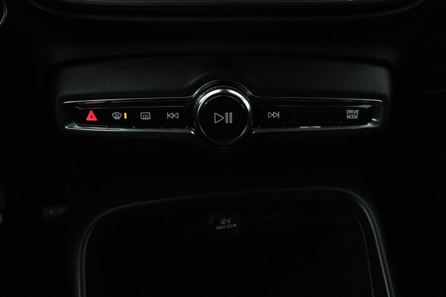 Volvo XC40 1.5 T3 Momentum (NAVIGATIE, ELEKT. WEGKLAPBARE TREKHAAK, STOELVERWARMING, CAMERA)