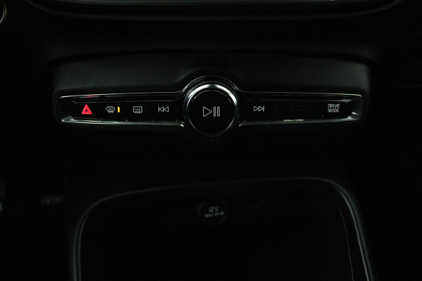 Volvo XC40 1.5 T3 Momentum (NAVIGATIE, ELEKT. WEGKLAPBARE TREKHAAK, STOELVERWARMING, CAMERA)