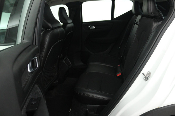 Volvo XC40 1.5 T3 Momentum (NAVIGATIE, ELEKT. WEGKLAPBARE TREKHAAK, STOELVERWARMING, CAMERA)