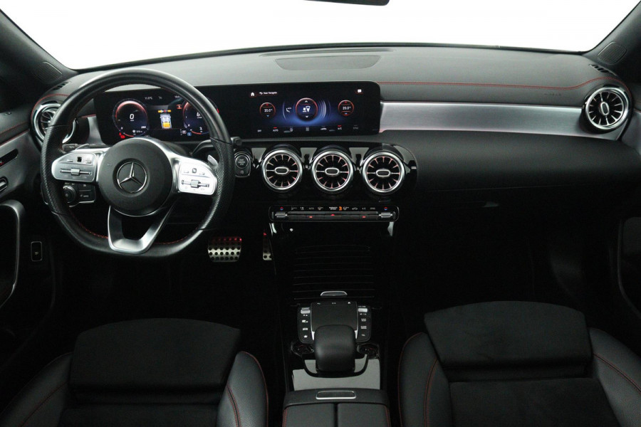 Mercedes-Benz CLA-Klasse 200 Business Solution AMG (PANO, TREKHAAK WEGKLAPBAAR, SFEERVERLICHTING, STOELVERWARMIN)