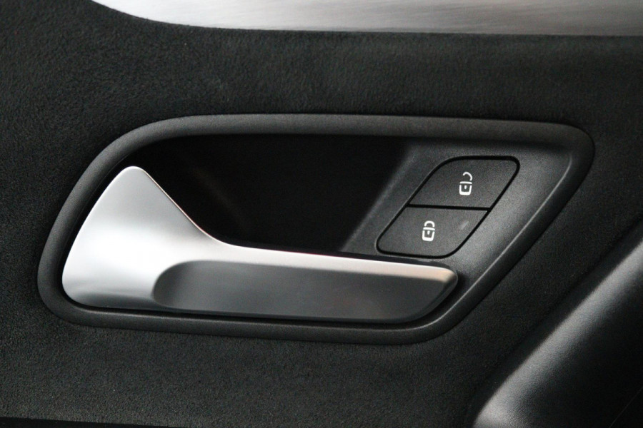 Mercedes-Benz CLA-Klasse 200 Business Solution AMG (PANO, TREKHAAK WEGKLAPBAAR, SFEERVERLICHTING, STOELVERWARMIN)