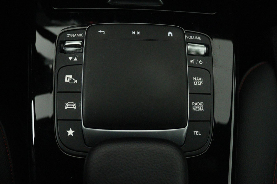 Mercedes-Benz CLA-Klasse 200 Business Solution AMG (PANO, TREKHAAK WEGKLAPBAAR, SFEERVERLICHTING, STOELVERWARMIN)