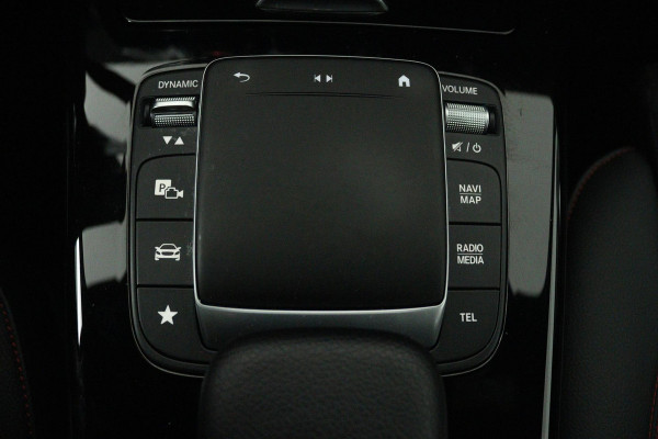 Mercedes-Benz CLA-Klasse 200 Business Solution AMG (PANO, TREKHAAK WEGKLAPBAAR, SFEERVERLICHTING, STOELVERWARMIN)