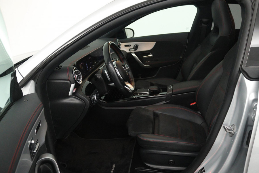 Mercedes-Benz CLA-Klasse 200 Business Solution AMG (PANO, TREKHAAK WEGKLAPBAAR, SFEERVERLICHTING, STOELVERWARMIN)